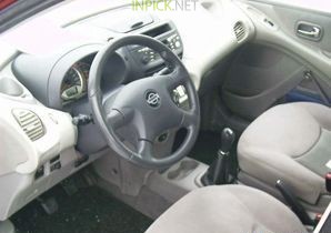 Nissan Almera Tino 2000–2003